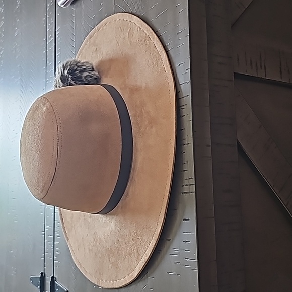 HAT, NWT Wide brim,  felt with faux fur - Picture 2 of 5